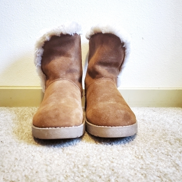 Target Women Faux Fur and Genuine Suede Snow Winter Boots [Tan/6] - Picture 2 of 5